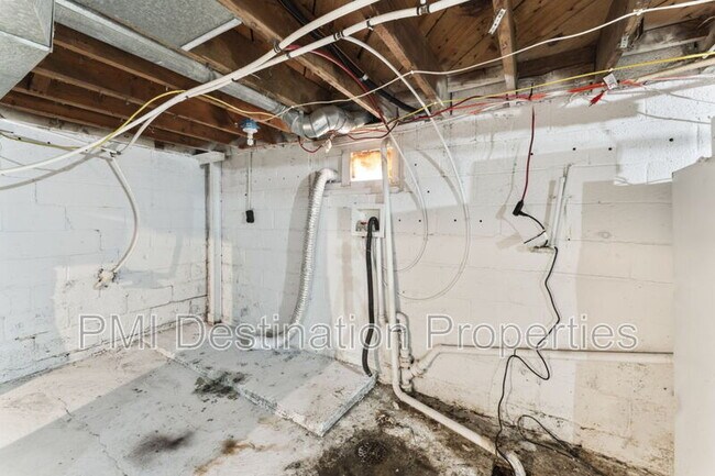 Building Photo - 102 E 80 Terrace
