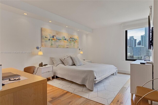 Building Photo - 520 Brickell Key Dr