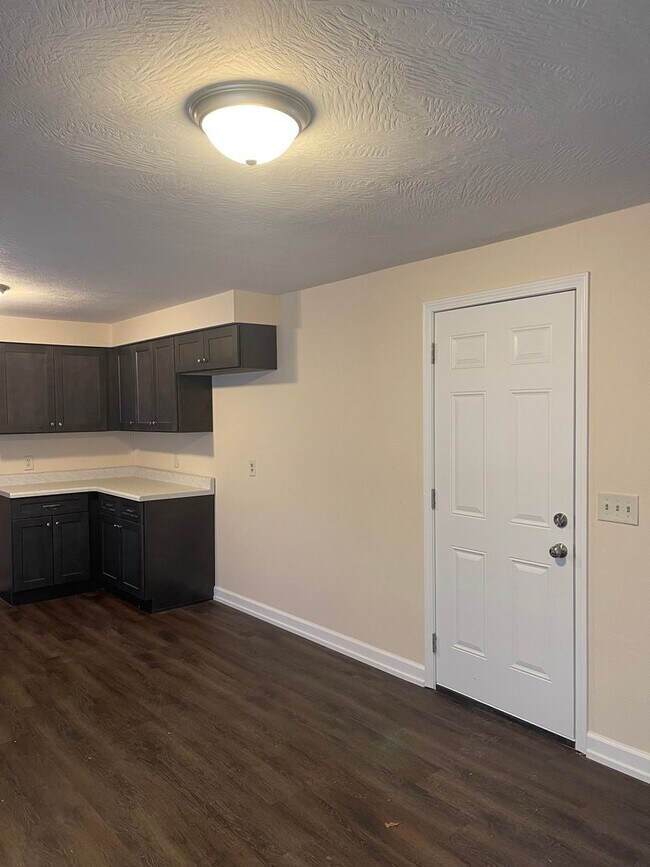Building Photo - PRE-LEASING! 3 Bedroom in the heart of Springfield