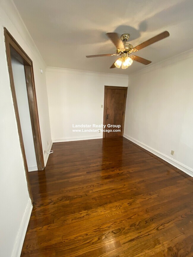 Building Photo - 526 W Belden Ave