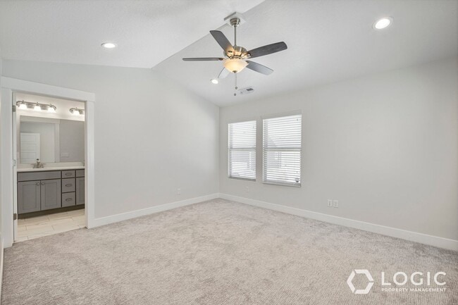 Building Photo - Beautiful Townhome in Amazing Location.