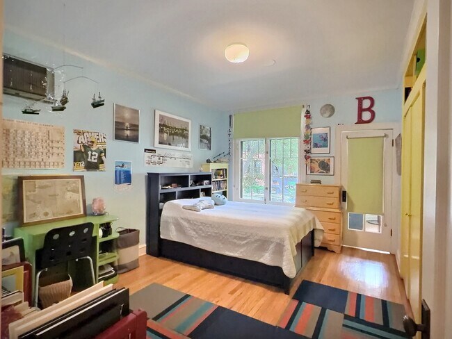 Building Photo - 2921 N Pine Grove Ave