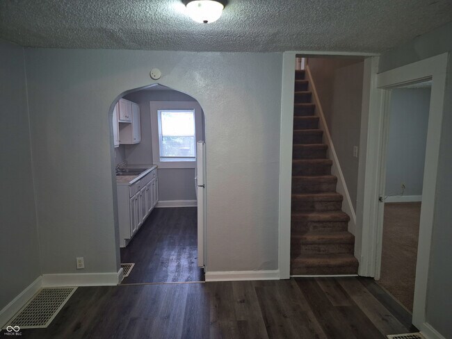 Building Photo - 3338 N Kenwood Ave