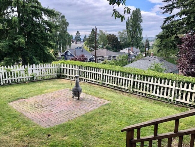 Building Photo - Queen Anne Home