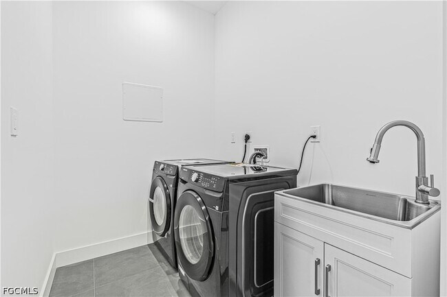 Building Photo - 512 NW 35th Pl