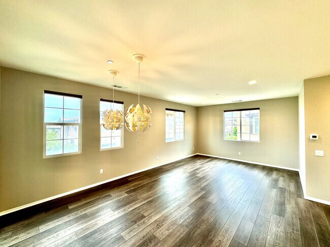 Building Photo - SD: Spacious 4BD/3.5BA Townhome in Oceanside with Community Pool, 2-Car Garage & Covered Balcony