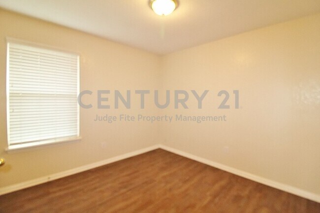 Building Photo - 302 Aspen Ct W