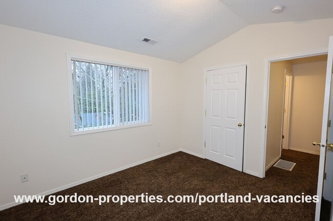 Building Photo - SE 73rd Ave - 3 bedroom townhouse in Mt Scott-Arleta neighborhood