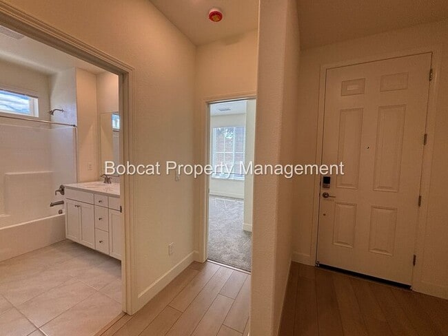 Building Photo - 1484 W Sunset Way