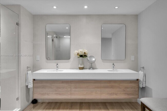 Building Photo - 600 Grapetree Dr