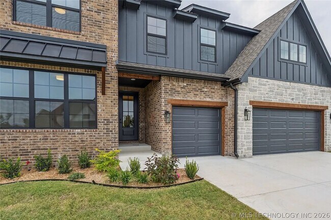 Building Photo - 5 Bed | 5 Bath House