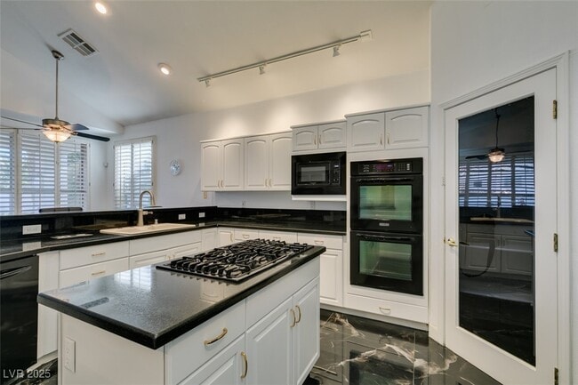 Building Photo - 174 Buena Ct