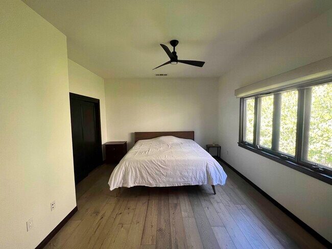 Building Photo - 2281 N Beachwood Dr