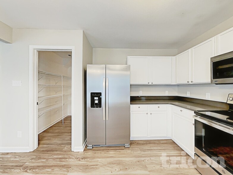 Building Photo - 7242 Fox Point Dr