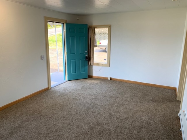 Building Photo - Cute 1 bedroom Cottage on large lot