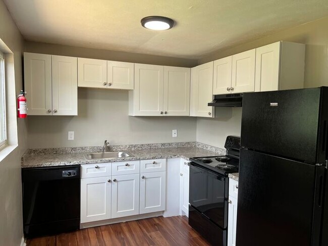 Building Photo - Remodeled 1 Bedroom / 1 Bath in nice quiet...