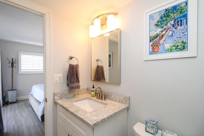 Building Photo - ** STUNNING REMODELED 2/2 CONDO IN THE ELE...