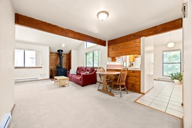 Building Photo - Bright & Peaceful 2BR Condo in South Boulder