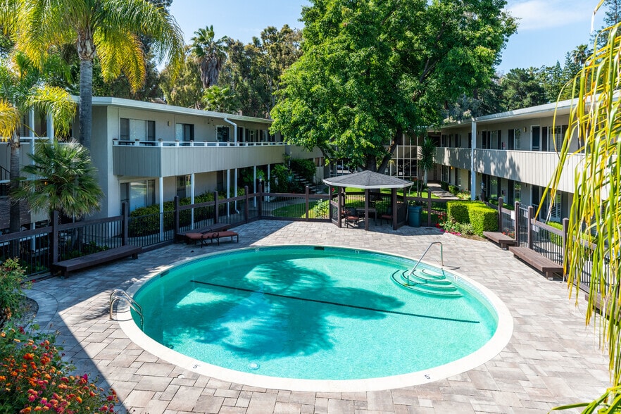 Primary Photo - Shutters Apartments