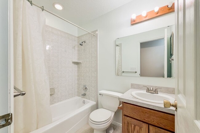 Building Photo - Modern 3 Bed, 2 Bath Home with LVP Flooring & 2-Car Garage! - Available NOW!