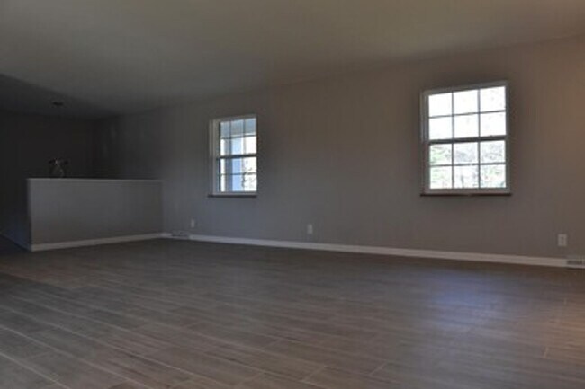 Building Photo - 4BR/3BA | Newly Renovated Single Family Home | Large backyard | In West Knoxville!