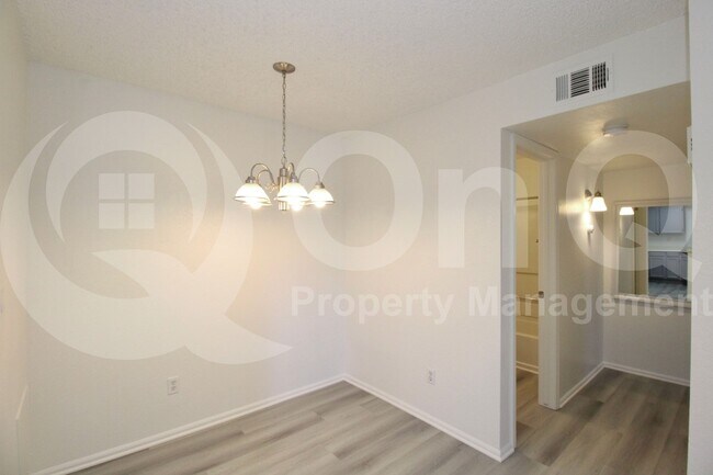 Building Photo - 533 W Guadalupe Rd
