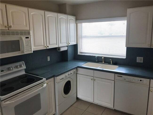 Building Photo - 2829 NE 33rd Ct