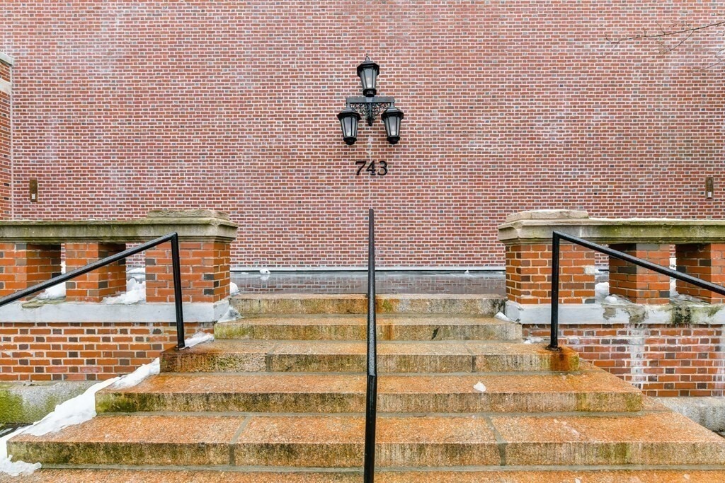 Building Photo - 743 E 4th St