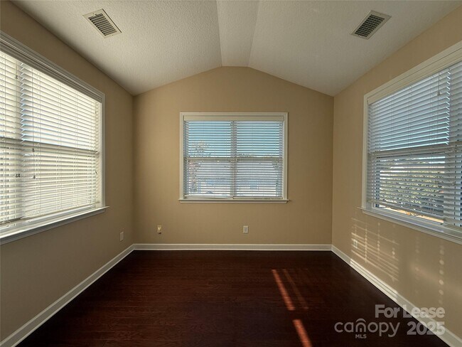 Building Photo - 109 Community Park Ln