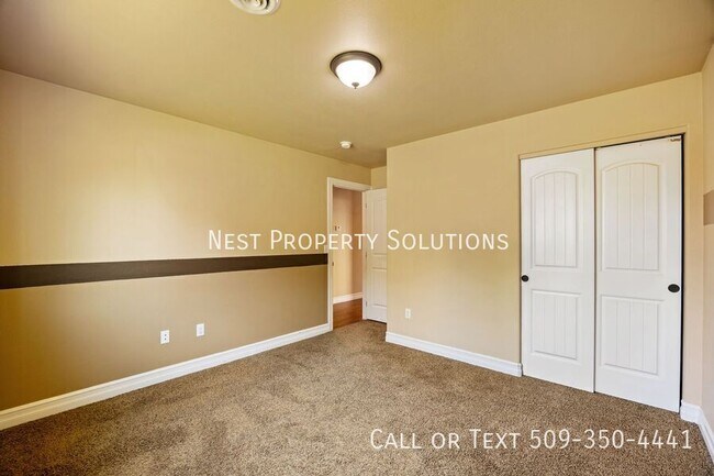 Building Photo - 547 S Bayside St