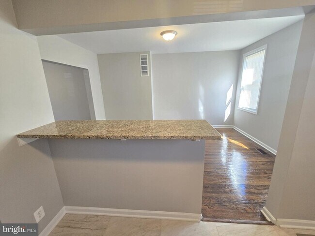 Building Photo - 3 Bedroom 2 Bathroom Townhome