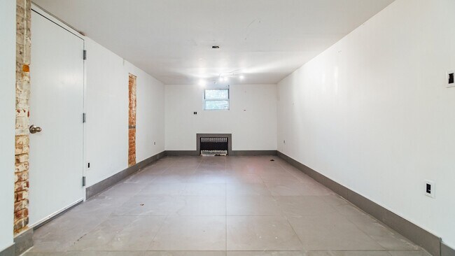 Building Photo - 1154 Gates Ave