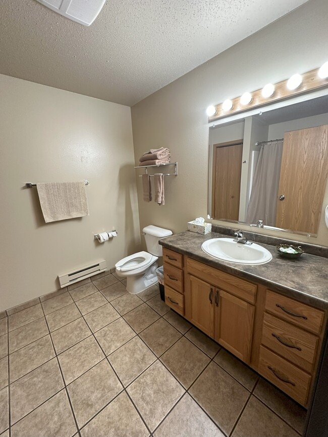 Building Photo - 809 E Cedar St