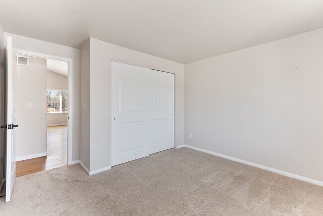 Building Photo - 4 Bedroom 2 Bathroom Large Yard in South West Fort Collins