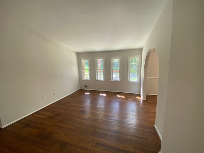 Living room - 4616 Twinbrook Rd