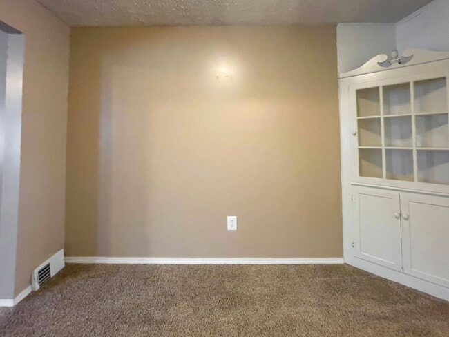 Building Photo - PRELEASING for AUGUST! Near to Campus