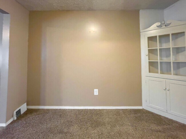 Building Photo - PRELEASING for AUGUST! Walk to Ball State! Bright 4BR Home with Fireplace