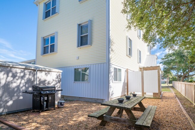 Building Photo - PRICE REDUCTION! LIVE AT THE BEACH FOR THE WINTER - AVAILABLE MID-FEBRUARY