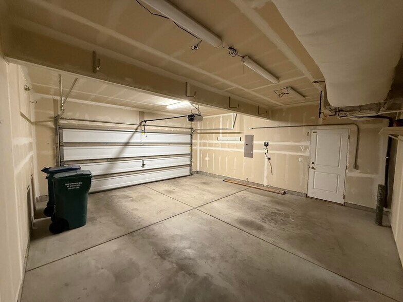 Building Photo - 3420 W Pescador Dr