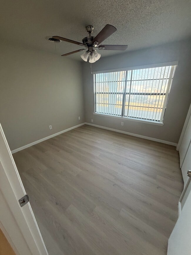 Building Photo - 410 9th Ave