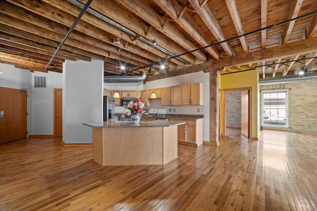 Building Photo - 418 N 3rd St