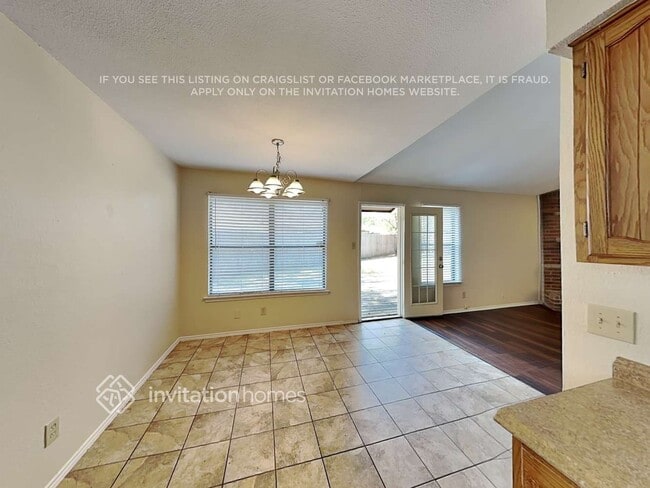 Building Photo - 1229 N Creek Dr