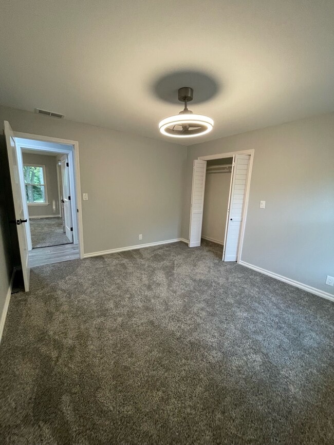 Building Photo - 106 Oak Hills Dr