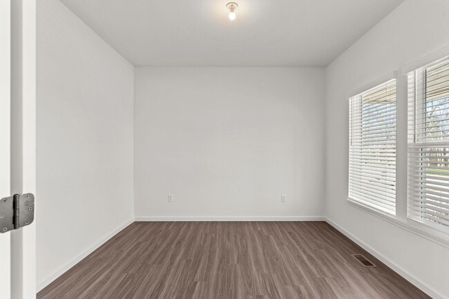 Building Photo - 126 Cardow Dr