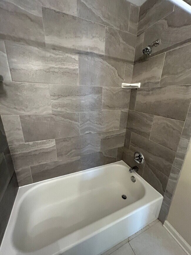 Building Photo - 1BD/ 1BA Apartment Located Within Walking distance of FAMU! True One Bedroom Apartment!