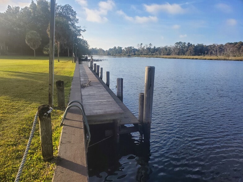 Dock - 1713 El Camino Rd