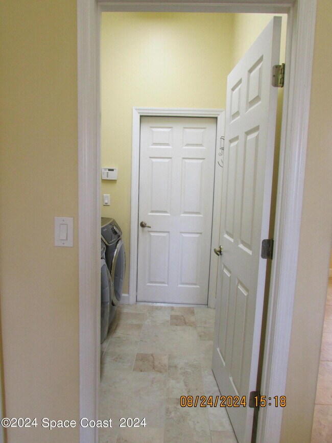 Building Photo - 1882 Woodfield Cir