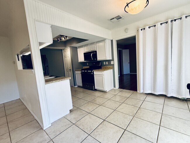 Building Photo - 621 Luther Dr