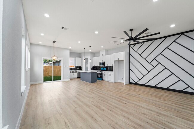 Building Photo - 6631 Foster St