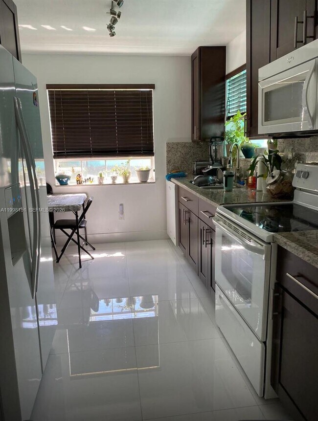 Building Photo - 2625 SE 20th Ct